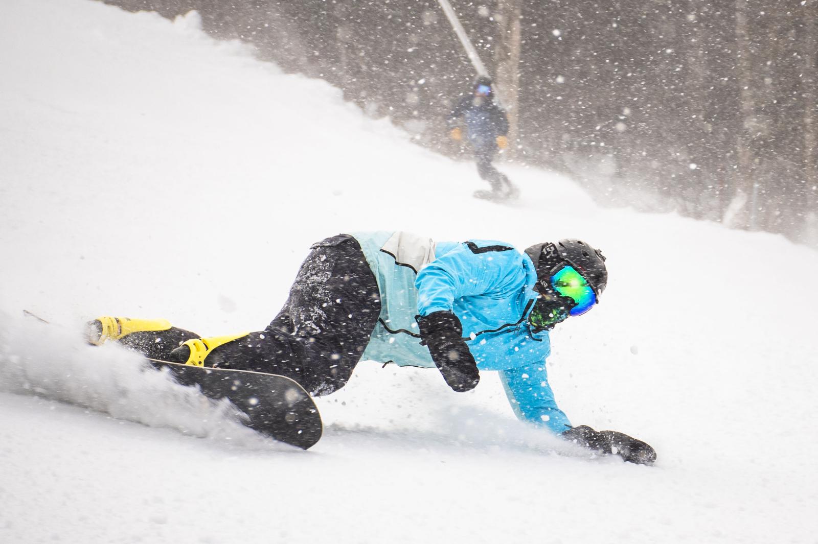23+24 Season Opening Day snowboarder carving on snowy Jet trail