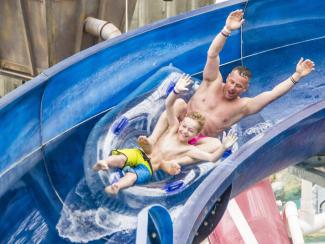 Waterpark_DadSon_Blueslide